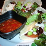 サンタノシッポ - スイートチリソースで食べる
            野菜たっぷりタコス風ピタサンド