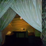 サンタノシッポ - 天蓋カーテンの付いた半個室は、アジアンチックな雰囲気