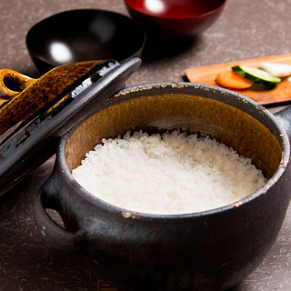 Ecchuuno Daidokoro Kinoka - 天然の常願寺川伏流水だけで
                        炊きあげた「白御飯」。
                        伊賀土の土鍋に、昔ながらの竹ザルで洗米した、
                        富山県のこだわり生産者の手作り米。
                        最高の御飯を通じて、食とは何かを問いかけます。