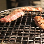 焼肉屋 かねちゃん 至粋亭 - 網の上のお肉