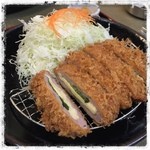 長八 - ヒレ紫蘇チーズカツ
ちょっとチーズ多めかな？
紫蘇だけが良かったな〜