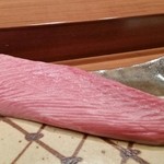 花井鮨 - 下関産メジマグロ。おろしたての山葵と一緒に。
舌にとろける食感、上品な脂。お刺身と握りの両方で楽しみました。どちらも最高です！