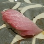 花井鮨 西麻布 - 美しい牡丹を想わせるメジマグロ。脂が甘～い！とまらなくなりそうです。