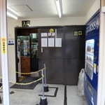 ラーメン二郎 - 店舗出入り口