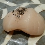 花井鮨 - 宮城産天然帆立を黒い塩とレモンで。ふっくら肉厚で旨味たっぷり。ご飯が隠れてしまいました（笑）