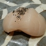 花井鮨 西麻布 - 宮城産天然帆立を黒い塩とレモンで。ふっくら肉厚で旨味たっぷり。ご飯が隠れてしまいました（笑）