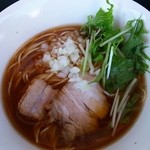 煮干乱舞 - 【12/27,28,29限定】煮干乱舞していない年越しラーメン 500円　見た目も味もとってもクリアーなスープはほんのり甘くて野菜やリンゴの甘みかも。すっきりしつつ深い味わいです。