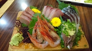 Izakaya Sakamoto - 刺し盛り5点　980円　マグロの色が変わってる・・・（ｖｖ）