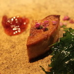 Restaurant MiYa－Vie - フランス産鴨のフォアグラのポワレ、胡桃、味噌と紫蘇、無花果のチャツネ
