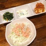 牛味 - ランチのサラダとおかず3品
            ここの韓国料理屋さんは、おかずのお代わりできませんでした(>_<)
