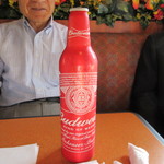 The Local @ HNL - 先ずはビールで乾杯、バドワイザーの缶ボトルもなんかアメリカっぽいですね。
            