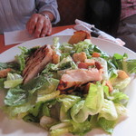 The Local @ HNL - 呑兵衛５人で料理は３つ頼んで皆でシアーしました、最初はサラダのチキンシザーサラダです。
            