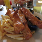 The Local @ HNL - マヒマヒのフリッターとフレンチフライ、マヒマヒは日本でいうシイラです、身のしっかりした白身の魚ですよ。
            