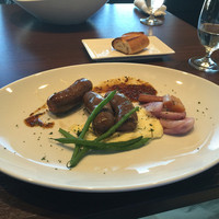 ワカヌイ グリル ダイニング バー 東京 - パンは焦げてて固い。本日の肉料理はよくわからないソーセージ3本が、センスなく盛りあわされて来た。接客も全然フレンドリーではなくランチと言ってもひどすぎ
                二度と行きません