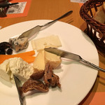 金ふじ - チーズの盛り合わせ 1,500円。