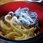 和利の家 - （白）百合根うどん　　（黒）ゆうめん