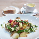 LA LOBROS PAN TABLE CAFE - ＬＯＢＲＯＳ　ＳＡＬＡＤ　ＬＵＮＣＨ　1080円