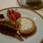 アピシウス - 2015 12 本日のデセール①苺のタルト、栗のタルト、ロールケーキ