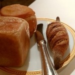 アピシウス - 2015 12 パン三種 特に四角いパンのモチモチさはスゴい