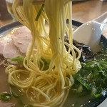 博多ラーメン しばらく - 麺アップ