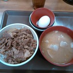 すき家 - 牛丼豚汁たまごセット、480円。