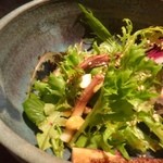 大どころ - スモークしたゲソとカシューナッツの入った野菜サラダ。