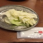 骨付鳥 一鶴 - サービスのキャベツ