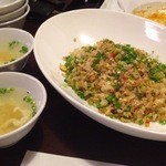 チャイニーズレストラン カレン - シャケとガーリックの炒飯　￥９５０