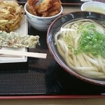 かけ中＋ちく天＋かき揚げ＋鶏のからあげ