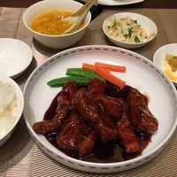 倶楽湾 - 今週のランチ 黒酢の酢豚 (1250円)