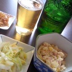 手打ちうどん まつ奈 - 料理：瓶ビール中「ハートランド」，ポテトサラダ，白菜の浅漬け