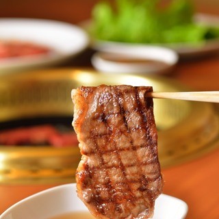 牛肉の旨味を引き出す秘伝のつけだれが決め手。京都焼肉を満喫