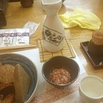 居酒屋 らくがき - 鰹の酒盗、熱燗