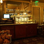 Ladurée - パンとケーキの棚