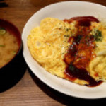 男の大ごちそう - オムライス、味噌汁が付いてきました。