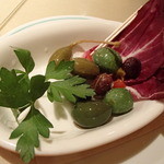 2色のオリーブとケッパーベリーの盛り合わせ