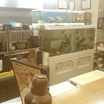 居酒屋 らくがき - 店内水槽とカウンターの一部