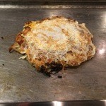 ふみやお好み焼 - たまごをお好み焼きで潰すように焼いています。ソースは自分でかけます