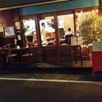 （2015年12月夜再訪）住宅街のレストランだ。