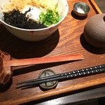 そば切り 黒むぎ - 黒むぎは、磯海苔+温度卵+揚げ玉+青葱が添えられている　　2015.12