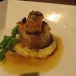 熊本県産豚のフィレ肉とフォアグラのソテー、エメンタールチーズとケッパーのソースのアップ(2015.11)