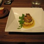 ピッコロモンド557 - 熊本県産豚のフィレ肉とフォアグラのソテー、エメンタールチーズとケッパーのソース(2015.11)