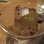 ピッコロモンド557 - 瀬戸内産真鯛のカルパッチョ、梨のソースと巨峰のアップ(2015.11)