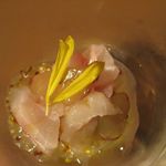 ピッコロモンド557 - 瀬戸内産真鯛のカルパッチョ、梨のソースと巨峰のアップ(2015.11)