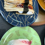 回転寿司 花まる - 穴子の一本と、
            本日のお勧めのイサキ
            