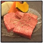 食彩和牛 しげ吉 - 黒タンのタン元を厚切りで。ここ最近ブラックアンガスばかりでしたが、やっぱり黒毛和牛のタンは格別！