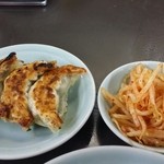 元祖ニュータンタンメン本舗 - セットの餃子とキムチもやし
