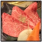 食彩和牛 しげ吉 - 友三角。やや肌理が粗く硬さがありましたが、脂の甘味が非常に強く、強烈なインパクトが。