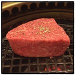 食彩和牛 しげ吉 - A5シャトーブリアン。この厚みにも関わらず箸で切れてしまうほどの柔らかさと、肌理細やかでねっとりとした歯に吸い付くような心地良い食感に、いつまでも噛み続けていたくなるような濃厚な旨味の最高の逸品。