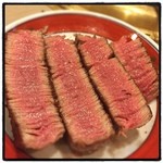 食彩和牛 しげ吉 - A5シャトーブリアン。表面はカリッと、中はしっとりと焼き上がりました。